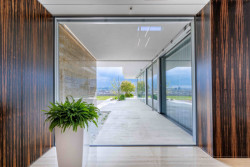 Klient není sběratelem obrazů a v domě není vystaveno žádné umění, respektive to umění je v travertinu, v onyxu a ve výrazné dřevině, kterou je makassarové dřevo