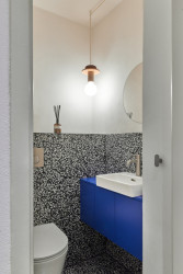 ...WC má modrý akcent.