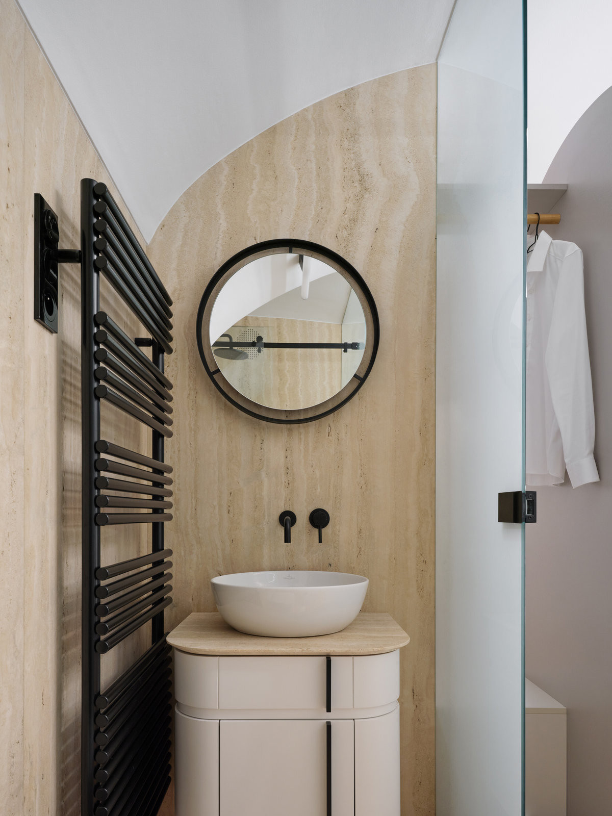 Pohled do koupelny (Rekonstrukce miniapartmánu; ateliér Tunicate)