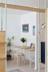 Pracovní stůl má vlastní zákoutí, jeho prostor vymezuje krátká příčka (Byt v paneláku od hurá studio)