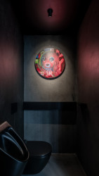 Pohled do koupelny (Interiér třípodlažního bytu v Praze od studia OOOX)