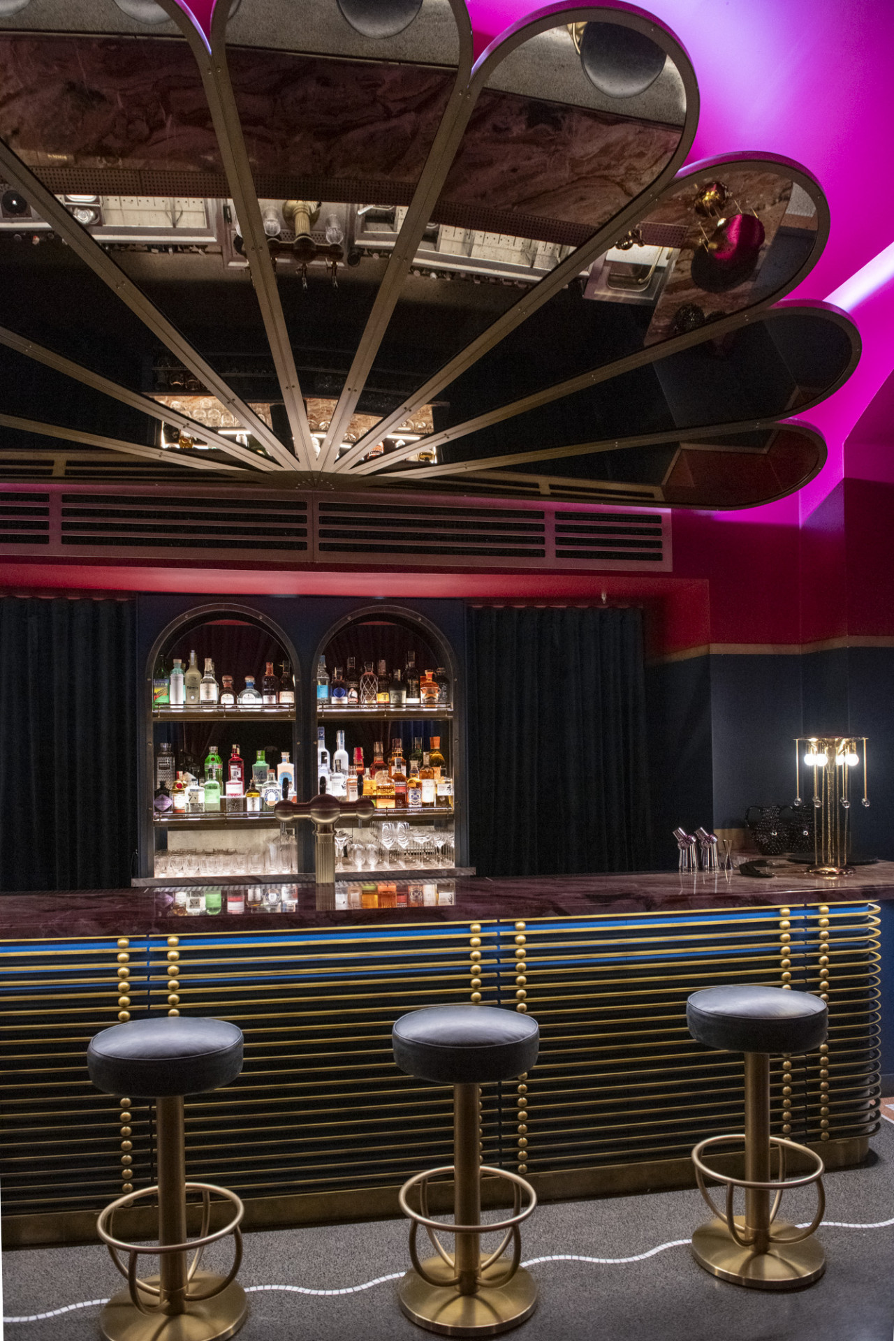 Praha má ve svém centru hotelů mnoho a nové se stále budují. S Grandhotelem Evropa (nyní W Prague) je to ale jiné, ten už jako hotel postavený byl.