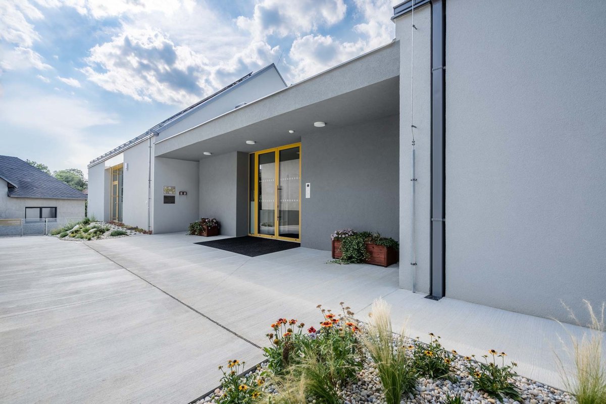 Má dvě části se šikmou střechu, uprostřed nižší objem se vstupem. (MŠ Bratřejov, talaša kutěj architekti)