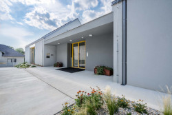 Má dvě části se šikmou střechu, uprostřed nižší objem se vstupem. (MŠ Bratřejov, talaša kutěj architekti)