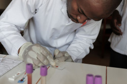 Děti v Ugandě zbytečně umírají na srpkovitou anémii, kterou lze léčit. Čeští lékaři a Luni architekti navrhli kliniku, která jim poskytne potřebnou péči.