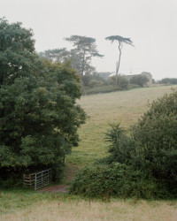 Ateliér TYPE proměnil opuštěnou kamennou stodolu poblíž britského Devonu na rodinné bydlení