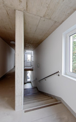 Pohled na schodiště (Bytový dům s nájemními byty na Barrandově, maak, M.A.Tomáš)