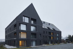 Velkorysá okna nabízí výhled do krušnohorské zvlněné krajiny. (Bytový dům Krušec, monom)