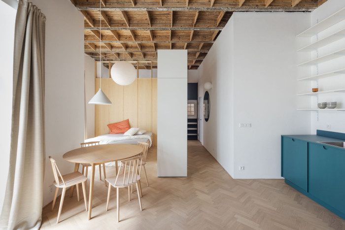 Úkol, který si architekti z ateliéru Grau Architects společně s klientem stanovili, zněl jasně. Interiér „zvětšit“, provzdušnit a prosvětlit