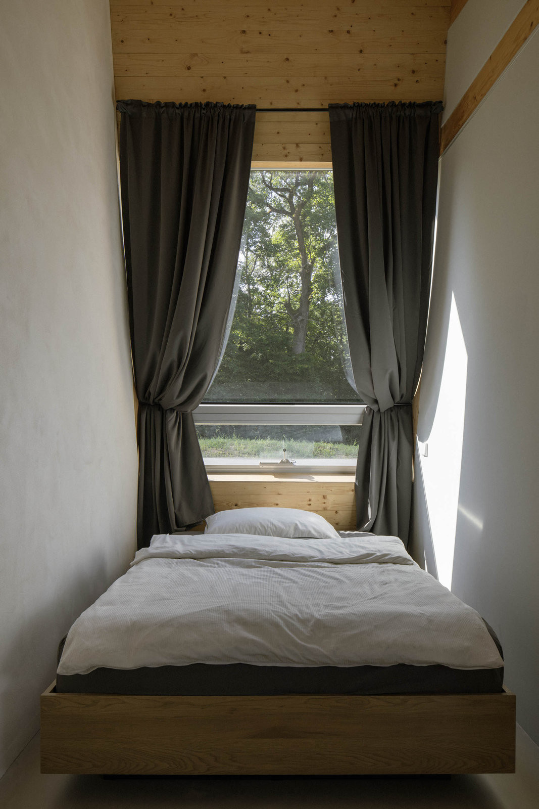 Pokoj s vlastním vyklápěcím oknem. (Dům se šikmou fasádou; Papundekl architekti)