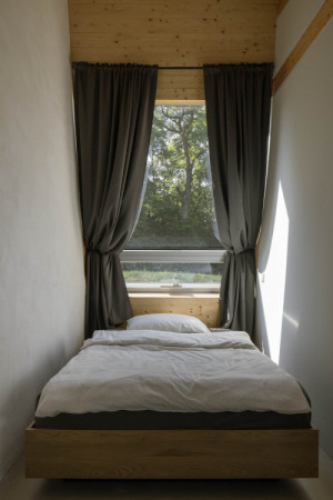 Pokoj s vlastním vyklápěcím oknem. (Dům se šikmou fasádou; Papundekl architekti)
