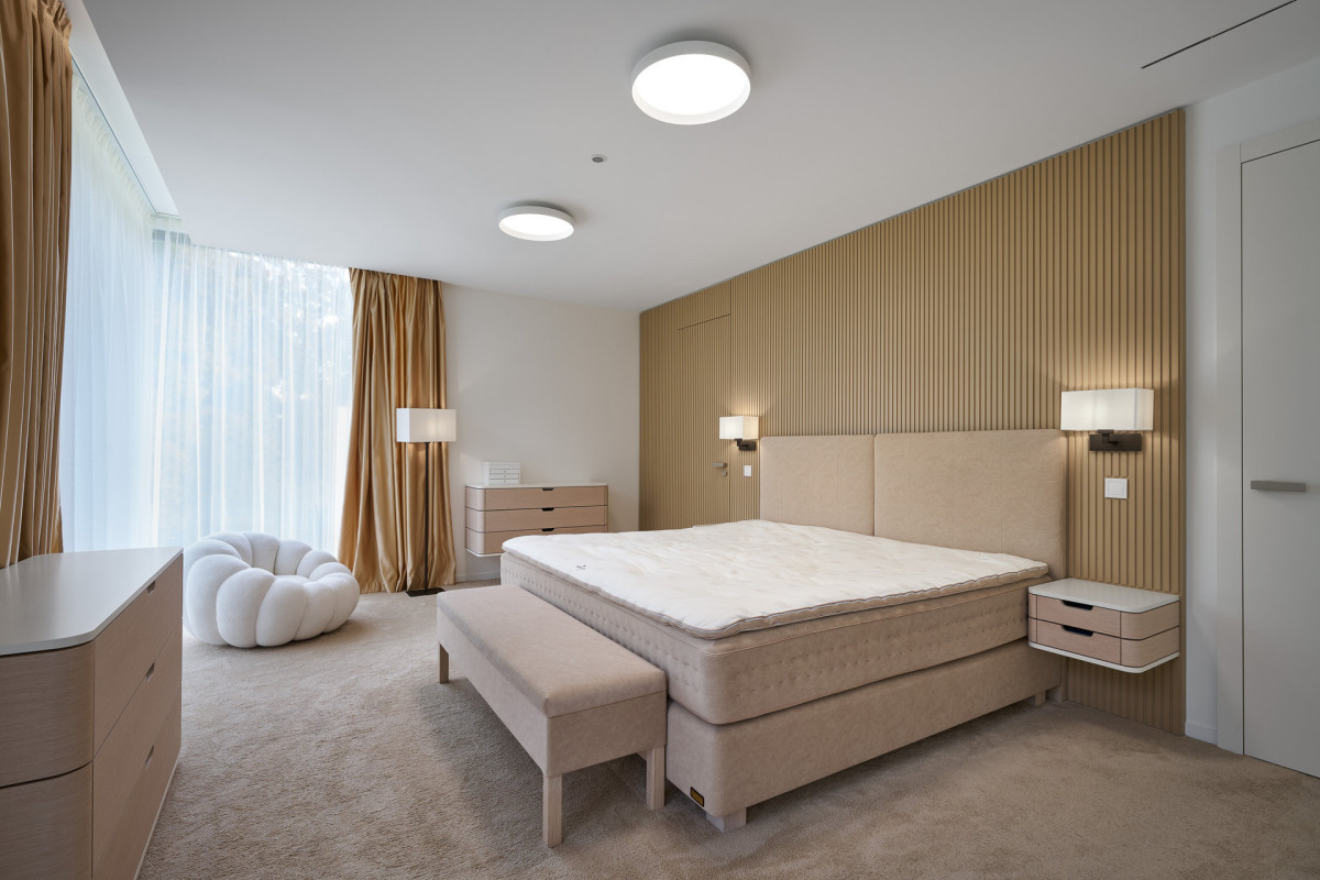 Pohled do ložnice (Rodinná vila v Brně;  KYZLINK ARCHITECTS)