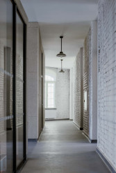 „Pokud zde mají probíhat programy postavené na důvěře – například psychologické poradny – je klid a útulno zásadní,“ vysvětluje koncepci buněk architekt Zdeněk Hromádka. (Komunitní centrum ve Strakonicích, Ateliér VAS)