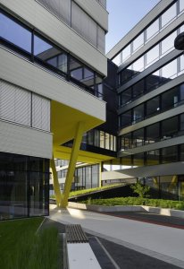 Studio SCHINDLER SEKO ARCHITEKTI navrhlo novou administrativní budovu DOCK IN FOUR na rozhraní Karlína a Libně