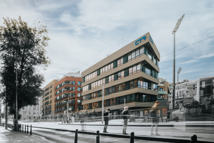 Hned vedle stadionu žižkovské Viktorky vyrostl bytový a kancelářský dům. (Bytový komplex Viktoria Center, architektonické řešení CTR group a.s.)
