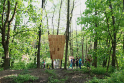 Čtrnáct studentů z Fakulty architektury VUT realizovalo tři experimentální objekty ze dřeva - Žena, Muž a Hnízdo