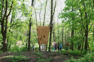 Čtrnáct studentů z Fakulty architektury VUT realizovalo tři experimentální objekty ze dřeva - Žena, Muž a Hnízdo