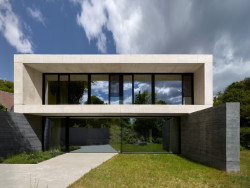 Přetažené zdi chránící dům i zahradu před ruchem tramvajové trati (Vila Troja, Stempel & Tesar architekti)