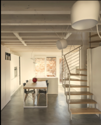 Šest řadovek ve starobyle stodole v Sesto San Giovanni