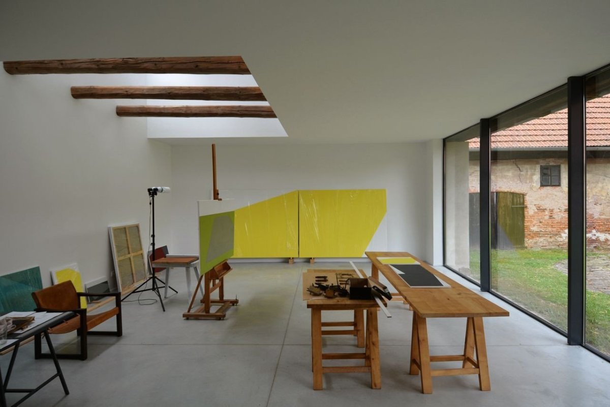 under-construction architects, Ateliér zasunutý do stodoly – foto