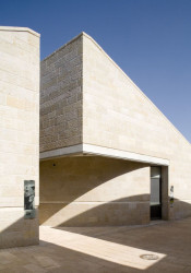 Ada Karmi-Melamede, Ramat Hanadiv visiting center, vstup do posluchárny - foto