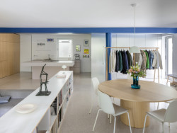 Vznik realizace, která si odnesla cenu za nejlepší interiér, podnítil nedostatek bytů v Bratislavě. Klienti ateliéru GRAU si tak bydlení nechali vybudovat v nepoužívané bazénové hale rodinného domu. (Bazén byt, GRAU) 