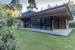 Dům od sousedů odděluje zeleň. (Roubený rodinný dům, monom)