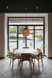 Nad některými stoly v interiéru jsou zavěšené barevné designerské lustry. (KRO Vršovice, NEUHAUSL HUNAL)