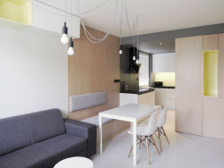 U jídelního stolu je kromě klasických židlí použitá i pevná lavice s úložným prostorem. Studio ČTYŘI STĚNY, Rekonstrukce bytu v Krči - foto