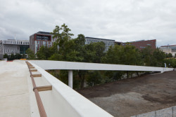 Bronzové zábradlí v sobě chytře ukrývá LED pásky. Ty jsou umístěny ve spodní hraně zábradlí a nejsou tudíž vidět. Toto elegantní řešení umožnilo eliminaci lamp a jiných svítidel, které by jinak mohly čistou a jednoduchou formu lávky narušit.