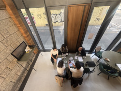 Pohled z horní části, kde je pracovna kustoda.