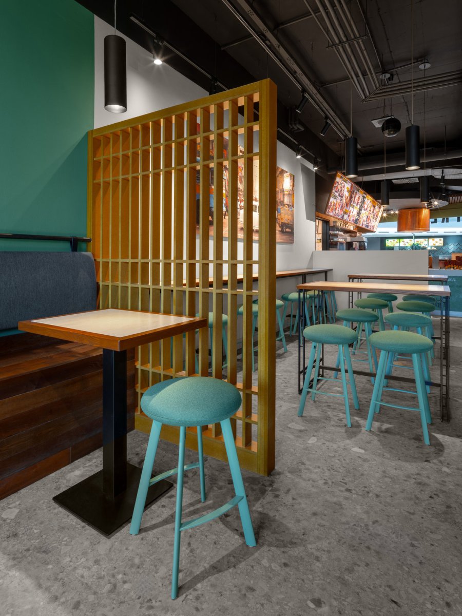 Indické bistro na pražské Floře je stylizované do indického vlaku minulého století. (Bombay Express; Studio archicraft)