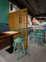 Indické bistro na pražské Floře je stylizované do indického vlaku minulého století. (Bombay Express; Studio archicraft)