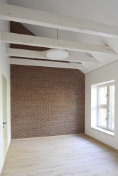 V malé vesnici na západě Slovensko stojí nově zrealizovaný dvojdům pro zdravotně a mentálně znevýhodněné navržený architekty z ateliéru A33