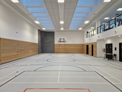 Škola v Českobrodské ulici od ECOTEN: Pohled do tělocvičny