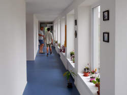 Květin je všude hodně. Na uložení věcí nájemníků se bohužel místo nenašlo.