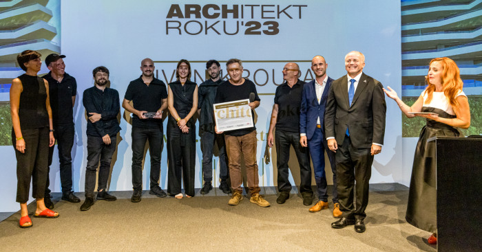 Ivan Kroupa s kolegy a kolegyní přebírá cenu Architekt roku