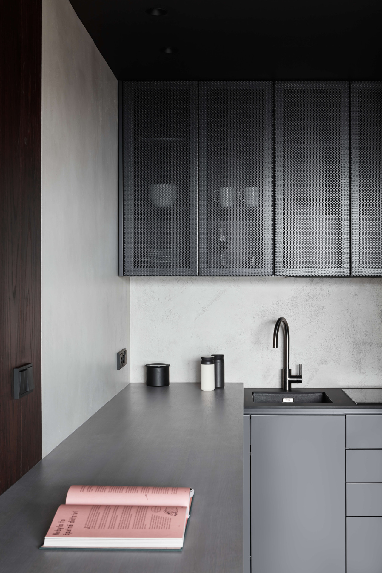 Cílem bylo vytvořit příjemný a útulný interiér, „místo, kde se chcete pohodlně zabalit do deky“. (Apartmán v Jizerských horách, MAVA ARCHI)