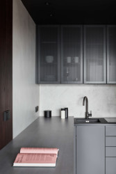 Cílem bylo vytvořit příjemný a útulný interiér, „místo, kde se chcete pohodlně zabalit do deky“. (Apartmán v Jizerských horách, MAVA ARCHI)