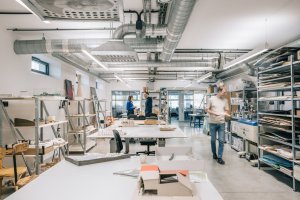 Pohled do modelárny, která je také součástí kanceláří. (Ateliér v panelárně od A8000)