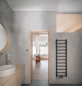 Pohled do koupelny (Dům v Kutné Hoře, BYRÓ architekti)