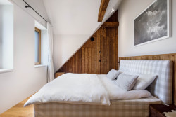 Také v ložnici najdeme mnoho řemeslných detailů. (OK PLAN ARCHITECTS, Rodinná bouda)