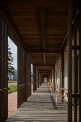 Kocanda Kravsko, ORA: Ta v přízemí vytvořila před pokoji kryté zádveří, útulnou clonu z latí, která je odděluje od zahrady