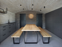 Komunitní prostor obsahuje kuchyňku a hygienické zázemí.