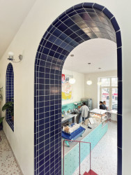 Různé odstíny modré a červené se prolínají interiérem, například modře zbarvené kachličky zvýrazňují vnitřní obloukové okno. (Onesip Coffee, edit!)