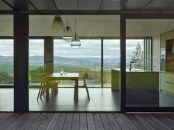 Pohled z terasy do interiéru velkoformátovým prosklením (Rodinný dům u Klatov; Stempel Tesař architekti )