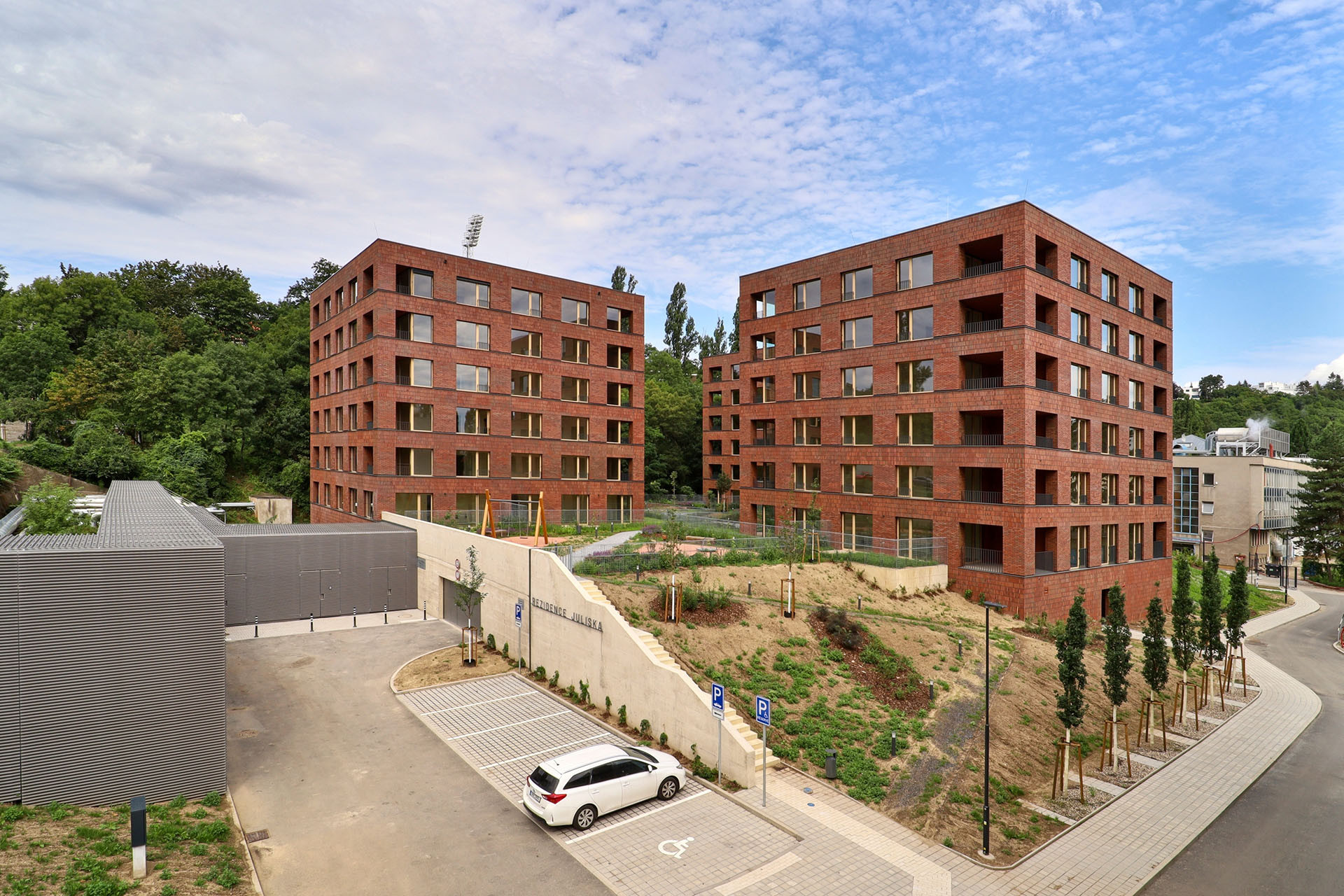 Na Julisce stojí tři nové bytové domy. Navrhlo je studio bod architekti.