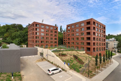 Na Julisce stojí tři nové bytové domy. Navrhlo je studio bod architekti.