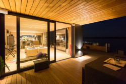 Přistávací molo s kavárnou - foto