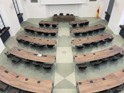 ATELIER SCHMIDT navrhl rekonstrukci společenského sálu v budově děčínského magistrátu.